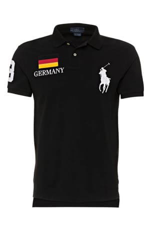 Poloshirt von Polo Ralph Lauren mit Deutschland-Flagge (für 140 Euro) – so lässig haben Sie noch nie ein Trikot getragen. Das Shirt ist übrigens auch für andere Fußballnationen erhältlich.