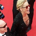 Sharon Stone im Kleinen Schwarzen auf dem roten Teppich in Cannes.