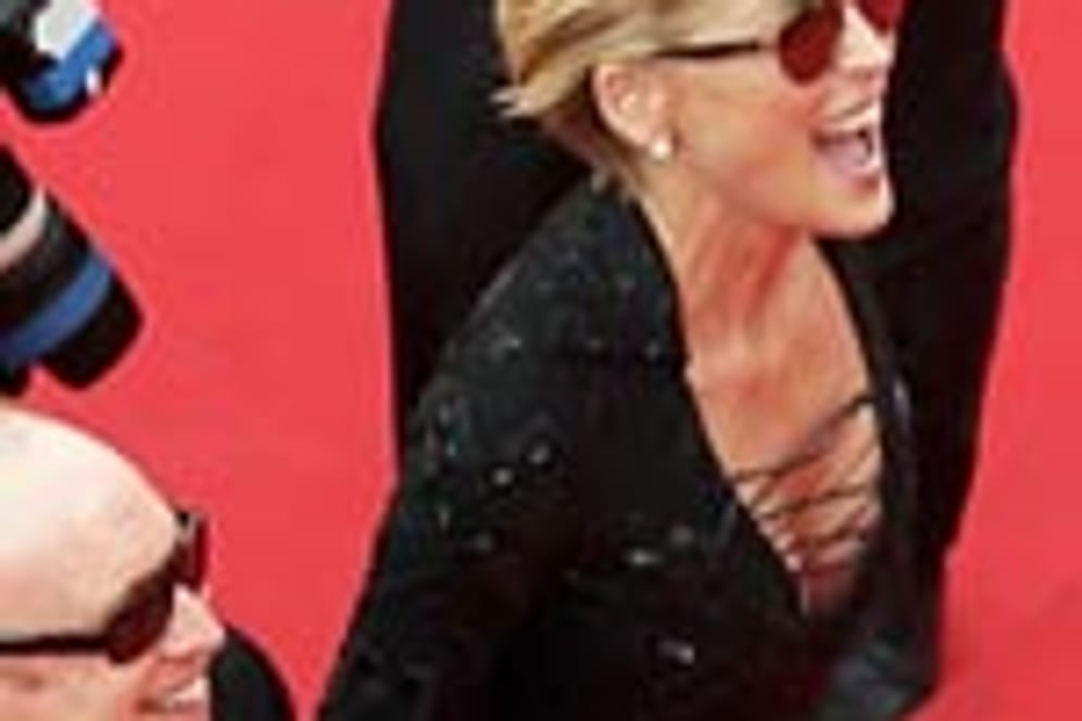 Sharon Stone im Kleinen Schwarzen auf dem roten Teppich in Cannes.