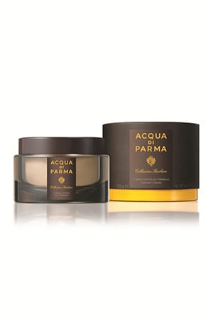 Für die Bartpflege und Rasur zu Hause gibt es eine Vielzahl von nützlichen Produkten. Die Rasur gelingt mit Aqua di Parma Rasiercreme, zu beziehen über dergepflegtemann.de für circa 53 Euro.