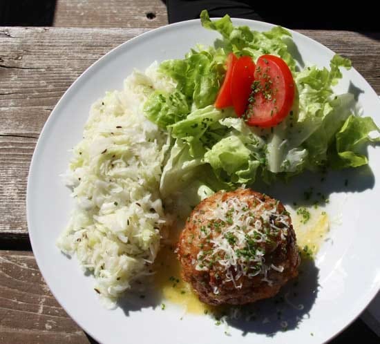 Schlemmen im Stubaital: Gebackener Speckknödel mit Salat.