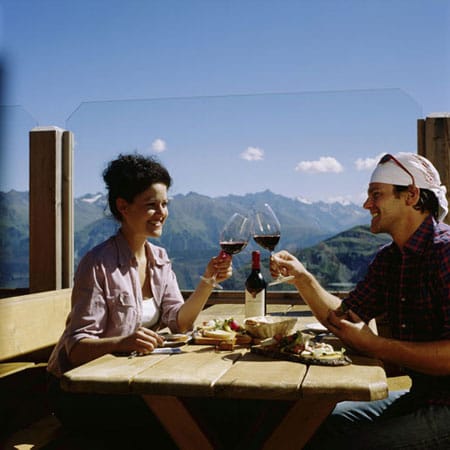 Ein kleines Sonnenbad, guter Wein, bestes Essen auf 2000 Meter Höhe.