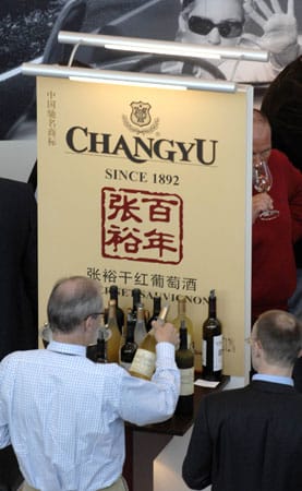 Auf Riesenweingütern wie etwa von Changyu wird Wein in guter Qualität hergestellt. Dabei arbeiten die Chinesen auch mit ausländischen Partnern zusammen. Gemeinsam mit dem Österreicher Laurenz Moser produzierte man in der boomenden Weinbauregion Ningxia einen typischen Bordeaux-Blend
