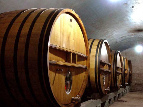 Weinfässer in einem Weinkeller des Branchenriesen Changyu Wine Group in Yantai. Abseits der großen Weingüter entstehen immer mehr kleinere Betriebe.