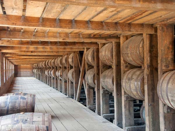 Das Problem: in den Whiskey-Barrels wurden auch Heringe oder Salzgurken transportiert. Genau deswegen wurden die Casks auch ausgebrannt. Und erst der Bottled-in-Bond-Act sorgte für bessere Qualität.