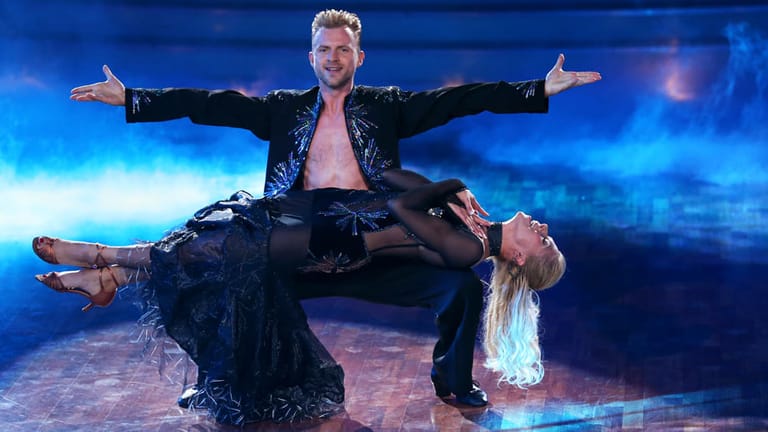 Auch Tanja Szewczenko darf im Finale um den Sieg mittanzen. Mit Tanzpartner Willi Gabalier zeigte sie einen Paso Doble zu "Frozen" von Madonna.