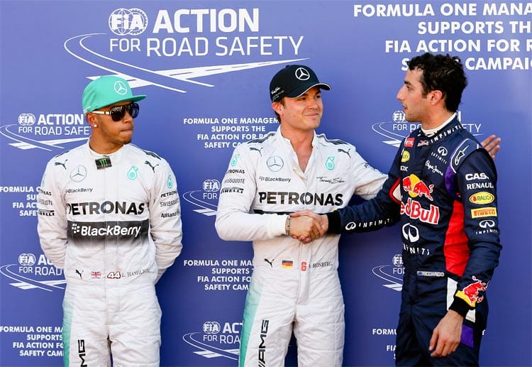 Das Qualifying endet mit einem glücklichen Nico Rosberg (Mi.) und einem wütenden Lewis Hamilton (li.). Daniel Ricciardo wirkt geradezu erschrocken angesichts des Engländers.