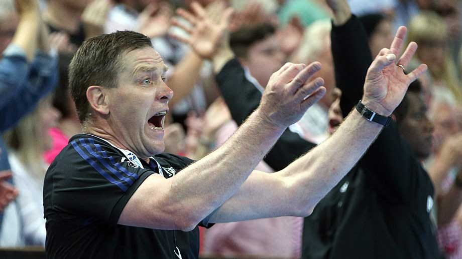 Meistertrainer: Kiels Coach Alfred Gislason feiert seinen insgesamt sechsten Bundesliga-Titel, fünf davon mit den Zebras.