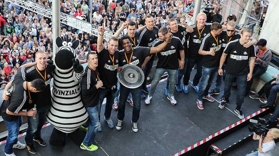 Party in Kiel. Nach erfolgreicher Titelmission lassen sich die Spieler der Zebras von den eigenen Fans feiern.