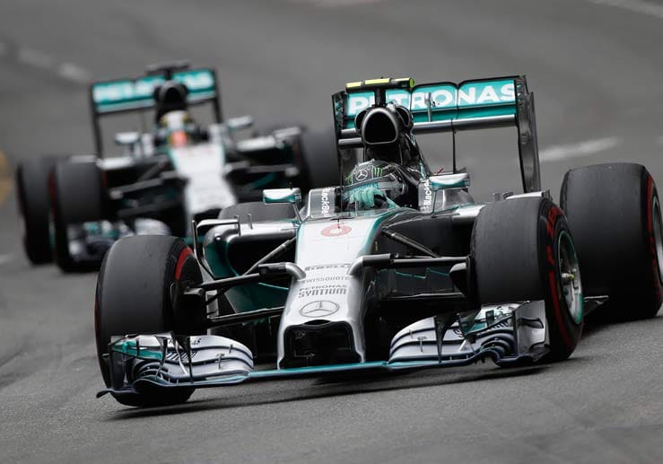 Auf der Rennstrecke hingegen setzt sich Silberpfeil-Pilot Nico Rosberg von der Pole startend direkt vorne ab. Sein Teamkollege Lewis Hamilton fährt als Zweiter in seinem Schatten.