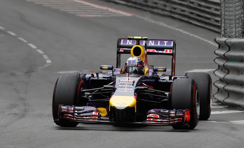 Red-Bull-Pilot Daniel Ricciardo liefert sich mit Hamilton ein spannendes Kopf-an-Kopf-Rennen um Rang zwei. Bis auf 0,3 Sekunden fährt er an den Briten ran. Am Ende reicht es aber nicht ganz. Platz drei für den Australier.