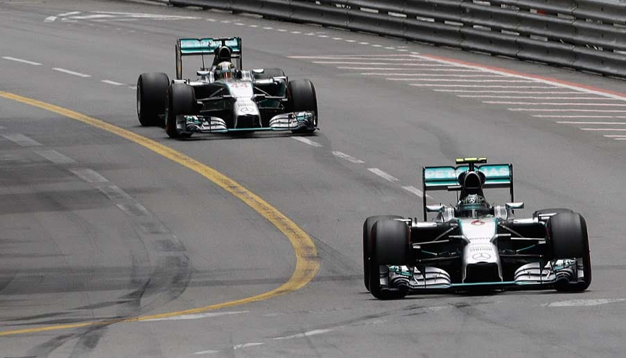 Vorjahressieger Nico Rosberg (vorne) düpiert im brisantesten Rennen des Jahres am Ende seinen Mercedes-Rivalen Lewis Hamilton und erobert mit dem Sieg in seiner Wahlheimat Monaco die WM-Führung zurück.