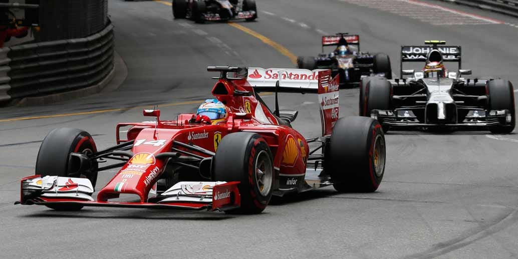 Vizeweltmeister Fernando Alonso (vorne) fährt im Ferrari auf den vierten Platz. Hinter ihm landet Nico Hülkenberg im Force India auf einem ganz starken fünften Rang, obwohl der Deutsche nur von Platz elf startet.