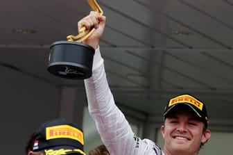 Der strahlende Sieger Nico Rosberg (re.) reckt die Trophäe in die Luft, sein Teamkollege Lewis Hamilton (li.) ist bedient.