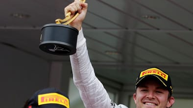 Der strahlende Sieger Nico Rosberg (re.) reckt die Trophäe in die Luft, sein Teamkollege Lewis Hamilton (li.) ist bedient.