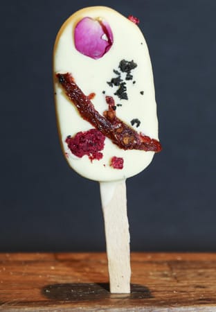 Vor allem die sogenannten Pintxos (baskische Tapas) verzücken Einheimische und Touristen. Manche der köstlichen Kleinigkeiten sind kleine Kunstwerke. Etwa ein Eis aus regionalem Idiazábal-Schafskäse mit weißem Schokoladenüberzug, dehydrierten Himbeeren, Tomaten und Stiefmütterchenblättern im Szenelokal Saburdi... Vor allem die sogenannten Pintxos (baskische Tapas) verzücken Einheimische und Touristen. Manche der köstlichen Kleinigkeiten sind kleine Kunstwerke. Etwa ein Eis aus regionalem Idiazábal-Schafskäse mit weißem Schokoladenüberzug, dehydrierten Himbeeren, Tomaten und Stiefmütterchenblättern im Szenelokal Saburdi...