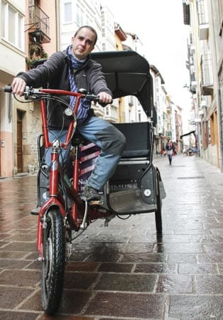 Neben der ausgezeichneten Gastronomie steht Vitoria Gasteiz als "grüne Stadt" vor allem für ein nachhaltiges Stadtmodell und Naturnähe. Mit einer batterieunterstützten Rikscha können sich Touristen Richtung Nordwesten kutschieren lassen. Nach nur einer Viertelstunde erreichen sie Salburúa, ein Naherholungsgebiet am Rande einer ausgedehnten Sumpf- und Seenlandschaft. Neben der ausgezeichneten Gastronomie steht Vitoria Gasteiz als "grüne Stadt" vor allem für ein nachhaltiges Stadtmodell und Naturnähe. Mit einer batterieunterstützten Rikscha können sich Touristen Richtung Nordwesten kutschieren lassen. Nach nur einer Viertelstunde erreichen sie Salburúa, ein Naherholungsgebiet am Rande einer ausgedehnten Sumpf- und Seenlandschaft.