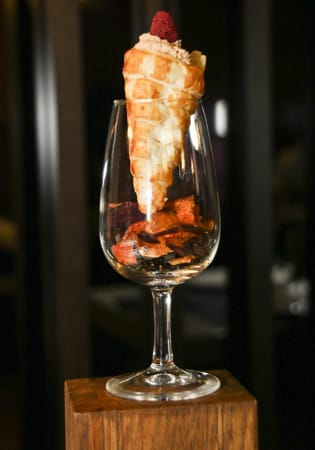 ...oder Entenleberhörnchen mit dehydrierten Karotten im Glas. ...oder Entenleberhörnchen mit dehydrierten Karotten im Glas.