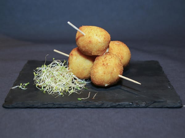 Auch die kunstvollen Croquetas kommen zwar schlicht aber stylish auf den Tisch. Die Einheimische in Vitoria besuchen häufig vier bis fünf Pintxo-Bars an einem Abend. Diese Leidenschaft nennen sie "Pintxo-Hopping". Auch die kunstvollen Croquetas kommen zwar schlicht aber stylish auf den Tisch. Die Einheimische in Vitoria besuchen häufig vier bis fünf Pintxo-Bars an einem Abend. Diese Leidenschaft nennen sie "Pintxo-Hopping".