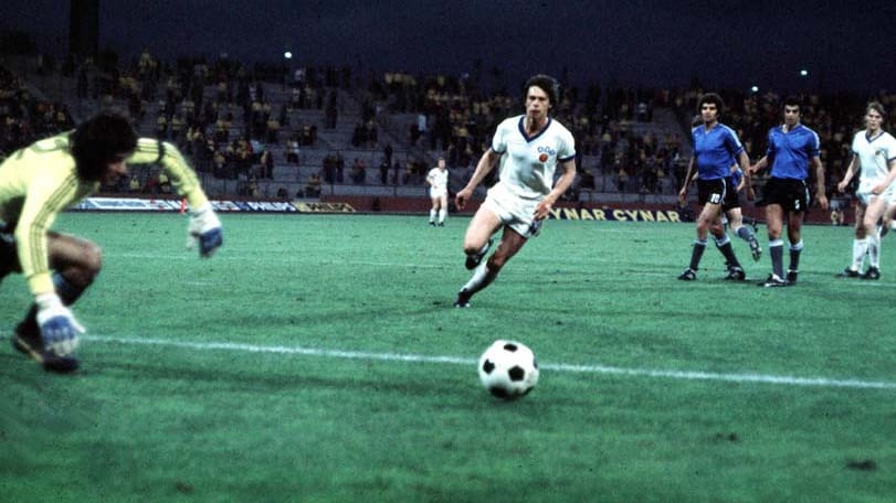 DDR, WM 1974: Die erste und einzige Weltmeisterschaftsteilnahme der DDR wird wohl für immer mit dem Namen Jürgen Sparwasser verbunden bleiben. Dank eines 2:0 gegen Australien und eines 1:1 gegen Chile war das deutsch-deutsche Gruppenspiel gegen die Bundesrepublik Deutschland eigentlich sportlich irrelevant. Nichtsdestotrotz bildete das überraschende 1:0 gegen die große BRD dank Sparwassers Treffer den Höhepunkt der DDR-Fußballgeschichte.