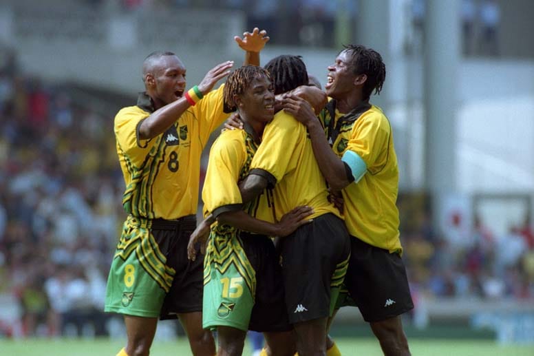 Jamaika, WM 1998: In Frankreich nahm Jamaika bisher zum ersten und bisher einzigen Mal an einer WM teil. Zwar kassierten die "Reggae Boyz" direkt zum Auftakt deutliche Pleiten gegen Argentinien (0:5) und Kroatien (1:3), doch mit ihrer leidenschaftlichen Art und den singenden und tanzenden Fans auf den Rängen eroberten die Jamaikaner dennoch die Herzen der Fußballfans aller Welt.