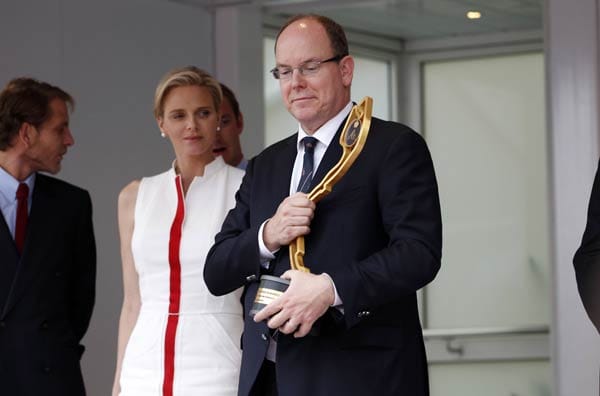 Fürst Albert II und seine Angetraute Charlene bei der Begutachtung der Siegertrophäe für den Gewinner des großen Preises von Monaco.
