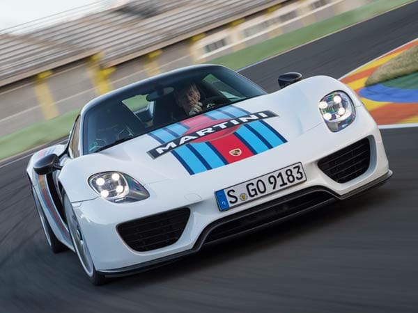 Die Zusammenarbeit mit Porsche wurde jüngst wiederbelebt, als die Schwaben bei Martini anfragten, ob sie ihren 918er auch in den Martini-Farbe anbieten dürfen.