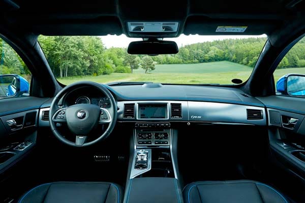 Im Cockpit des Jaguar XFR-S Sportbrake findet man sich schnell zurecht.