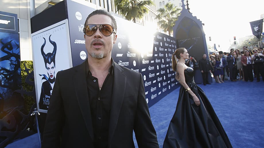 Die Attacke passiert auf dem roten - beziehungsweise: blauen - Teppich. "Maleficent" ist der neue Film seiner Partnerin Angelina Jolie.