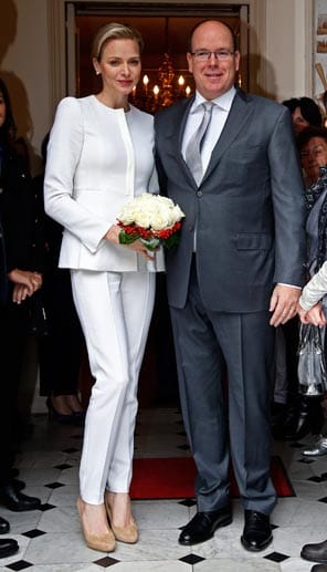 Ende Mai 2014 verkündete der Palast, dass Charlène von Monaco ihr erstes Kind erwartet. Der Thronfolger soll Ende des Jahres zur Welt kommen. "Prinz Albert II. und Prinzessin Charlène sind sehr glücklich", hieß es in der Mitteilung.