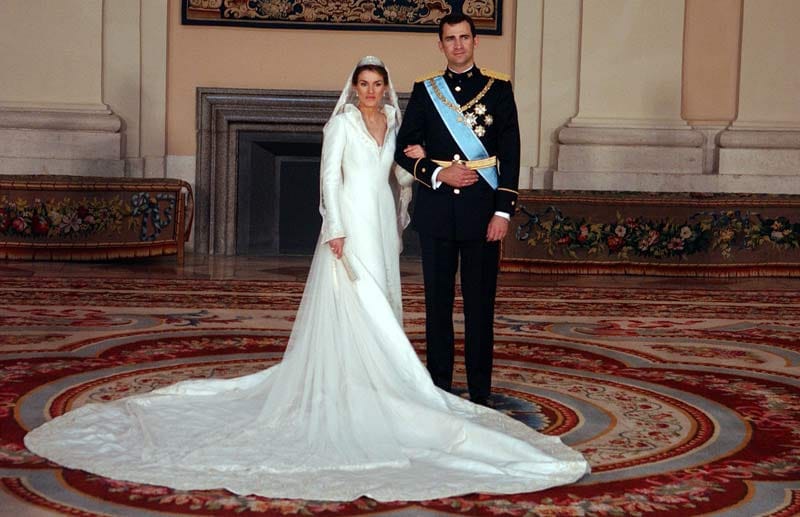 Kronprinz Felipe uns seine bildschöne Letizia posieren nach ihrer Trauung in Madrid zum Familienfoto im Prunksaal des Königspalasts.