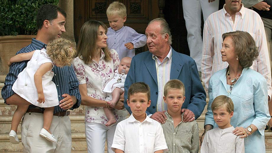 Die spanische Königsfamilie zeigt sich gerne im Kreise ihrer Liebsten: Prinz Felipe, seine Frau Letizia, König Juan Carlos und Gattin Sophia (v.li.n.re.) - und drum herum tummeln sich die munteren Enkelkinder des Monarchen.