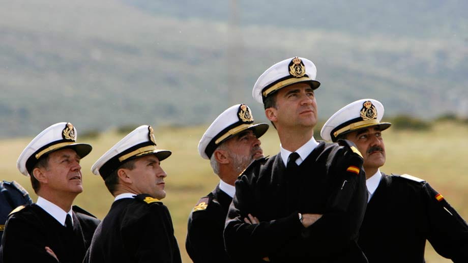 Ganz schön adrett in Uniform: Prinz Felipe (2. v.re.) besuchte 2008 einen Militärstützpunkt.