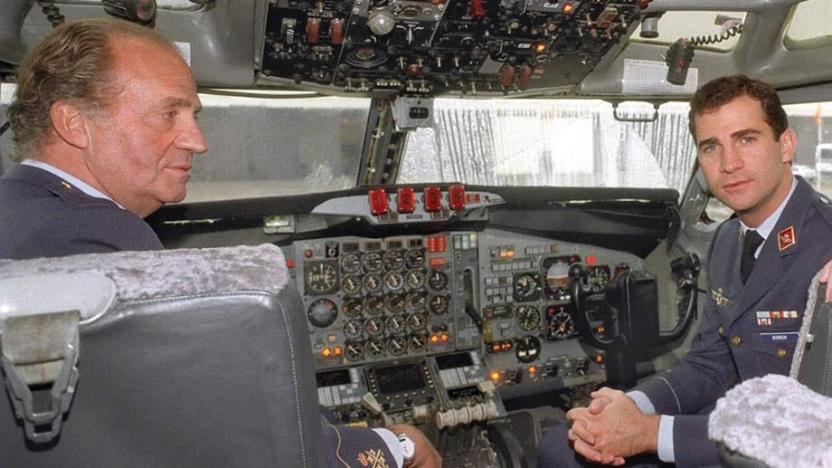 Der spanische König Juan Carlos (li) und sein Sohn Prinz Felipe inspizieren bei ihrem Besuch in der Torrejon of Ardoz Luftwaffenbasis nahe Madrid das Cockpit einer Militärmaschine.