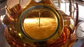 Die Rohbrand-Maische in der Destillerie Slyrs gärt in der Schlierseer Brennerei bei gleichmäßiger Temperatur um die 20 Grad Celsius - länger als anderswo.