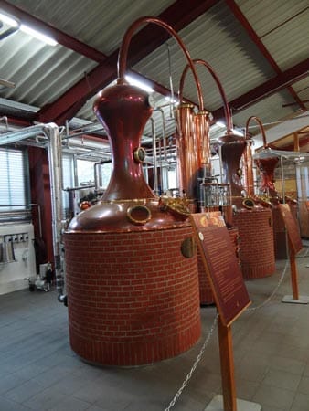 Die Rohbrand- und Feinbrandblasen in der Destillerie Slyrs. Destillateur Florian Stetter machte bei seinem Whisky einiges anders als seine Vorbilder aus Schottland. Statt mit schottischem Torf wird beispielsweise die Gerste zu einem kleinen Teil mit bayerisch anmutendem Buchenholzrauch getrocknet.