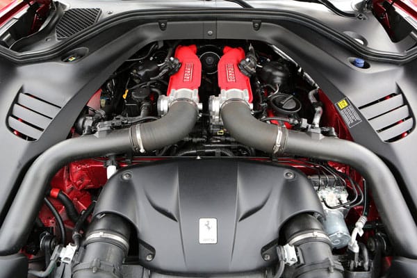 Der von 4,3 auf 3,9 Liter geschrumpfte V8-Motor ist nicht nur auf dem Papier deutlich besser als der hochdrehende Sauger. Nicht umsonst steigt die Leistung von 490 auf 560 PS und das maximale Drehmoment von 505 auf 755 Newtonmeter.