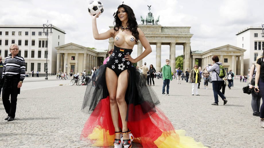 Ballsport à la Micaela Schäfer. Das Nacktmodel präsentiert sich in einem für die Weltmeisterschaft passenden Outfit und geizt wieder nicht mit ihren Reizen.
