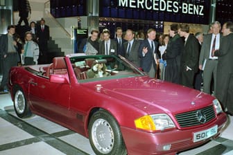 Im März 1989 wurde der Mercedes SL der Baureihe R 129 beim Genfer Autosalon vorgestellt. Der Roadster wurde ein großer Erfolg. Wer einen R 129 haben wollte, musste in der Anfangszeit laut Daimler mehrjährige Lieferfristen in Kauf nehmen.