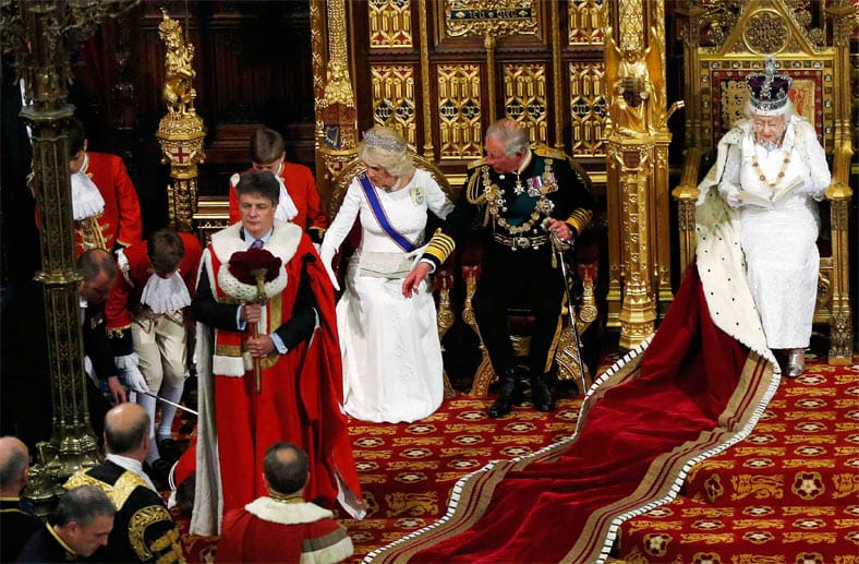 Bei der Thronrede der Queen am 4. Juni 2014 fiel ein Page in Ohnmacht. Der Junge war mit einem dumpfen Geräusch auf den Teppichboden im britischen Parlamentsgebäude geknallt. Prinz Charles und Herzogin Camilla wollten ihm helfen, während Königin Elizabeth II. seelenruhig ihre Rede weiter vorlas.