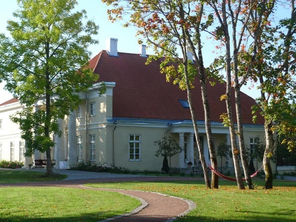 Der weitläufige Park auf dem Anwesen von Kõue lädt zum Ausspannen ein. Eine knappe Autostunde von der Hauptstadt Tallinn und dem Trubel der Stadt entfernt, kann man perfekt vom Alltag abschalten.