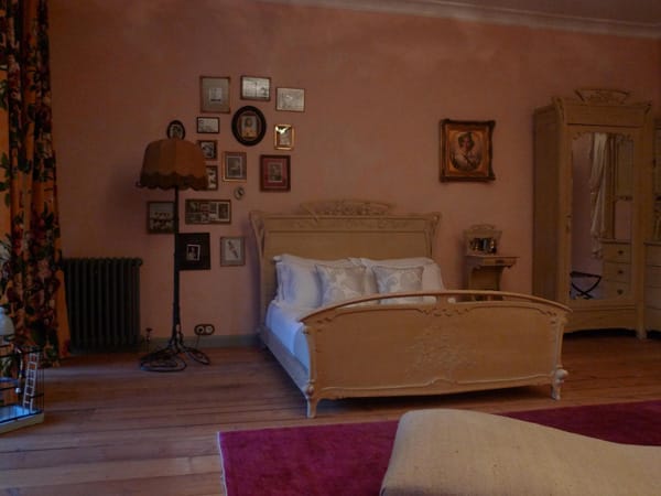 Die Zimmer auf Kõue sind stilvoll eingerichtet und stellen mit kleinen Details eine historische Verbindung zur Vergangenheit des Hauses her.