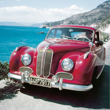 Mit repräsentativen Reiselimousinen hatte BMW nach Kriegsende den Neuanfang gewagt. 1952 kam der BMW des Typs 501 zu stolzen Preisen ab 15.150 Mark auf den Markt. Zwei Jahre später folgte der berühmte BMW 502 V8, der mit seinem V8-Motor eine Ära bei BMW einläutete und globale Bekanntheit verschafften.
