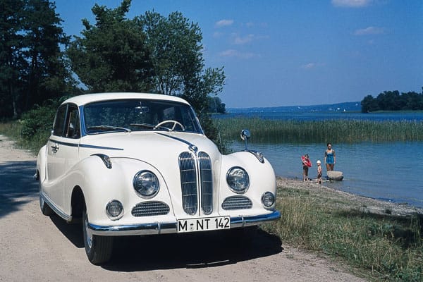Denn schon damals setzte BMW auf Retro und orientierte sich bei Modellen wie dem 502 am Design der Vorkriegszeit.