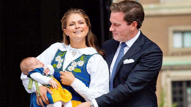 Mama und Tochter in Tracht, Papa im Anzug: Ihren ersten offiziellen Auftritt hatte Leonore am schwedischen Nationalfeiertag.