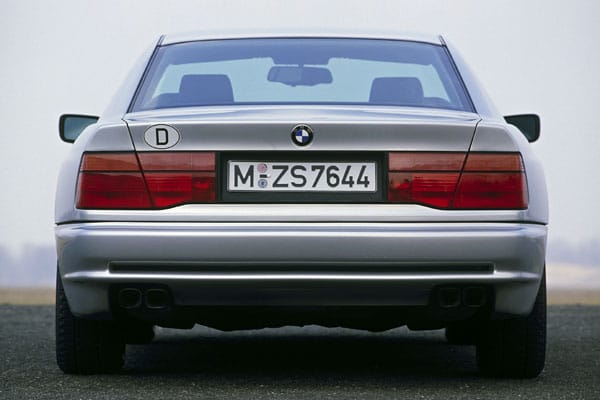 Laut BMW war der 850i nach der zwei Jahre zuvor eingeführten Luxuslimousine BMW 750i das zweite deutsche Automobil der Nachkriegszeit, das von einem Zwölfzylinder-Motor angetrieben wurde.
