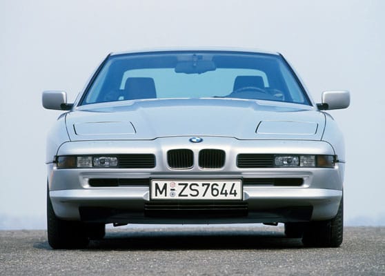 Das Urteil der Fachpresse fiel dementsprechend positiv aus. Und dennoch wurde der 8er kein großer Erfolg. Bis zum Ende der Serie im Jahr 1999 verkaufte BMW nur knapp über 30.000 Autos. Der hohe Spritverbrauch von 13 Litern war schon damals nicht mehr zeitgemäß, aber auch das hohe Gewicht des Boliden schreckte Sportwagenfahrer vom Kauf ab.