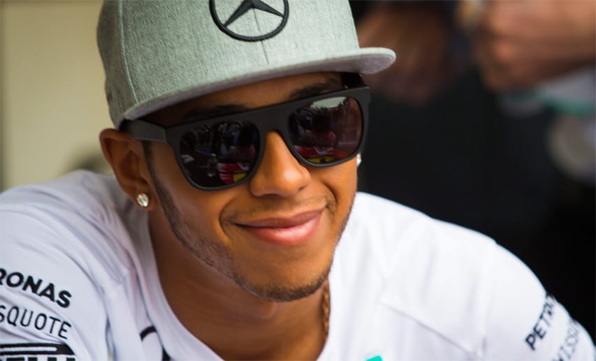 Lewis Hamilton kann wieder lächeln. Beim vergangenen Grand Prix hatte er durchgehend eine finstere Miene aufgesetzt.