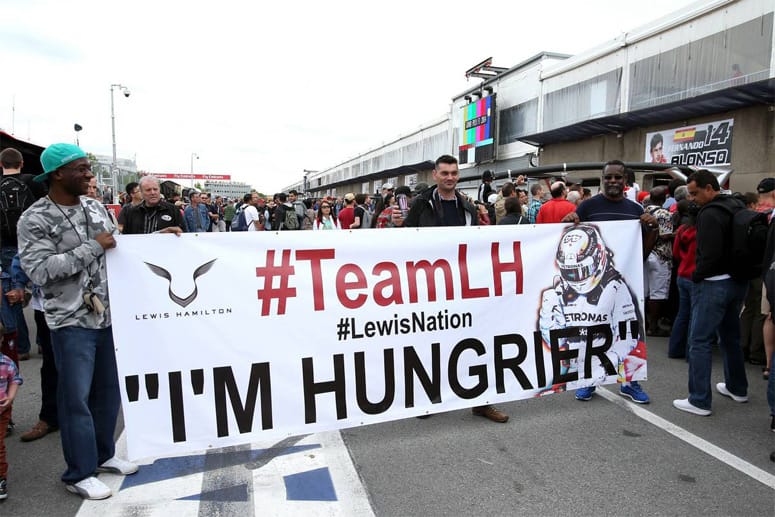 Seine Fans heizen das Teamduell mit Nico Rosberg aber weiter an. In einem Interview hatte Hamilton gesagt, er sei aufgrund seiner Herkunft "hungriger" als der in Monaco aufgewachsene Deutsche.