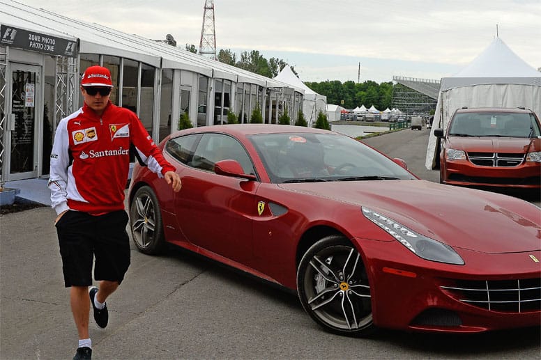 Zum Grand-Prix Auftakt am Freitag kommt Kimi Räikkönen standesgemäß mit einem Ferrari an die Strecke.